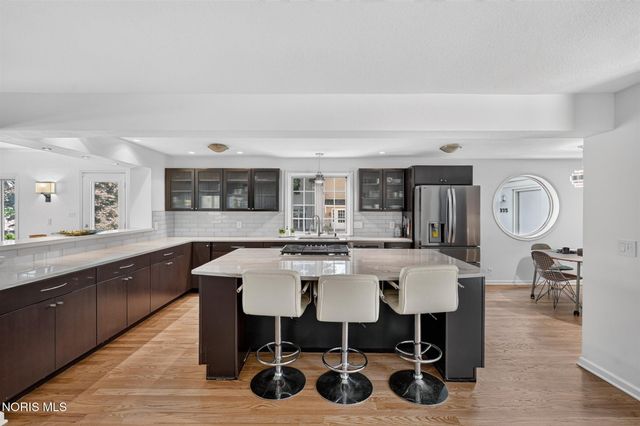 335 Riverside Drive, Rossford, OH 43460
