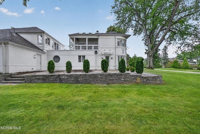 335 Riverside Drive, Rossford, OH 43460