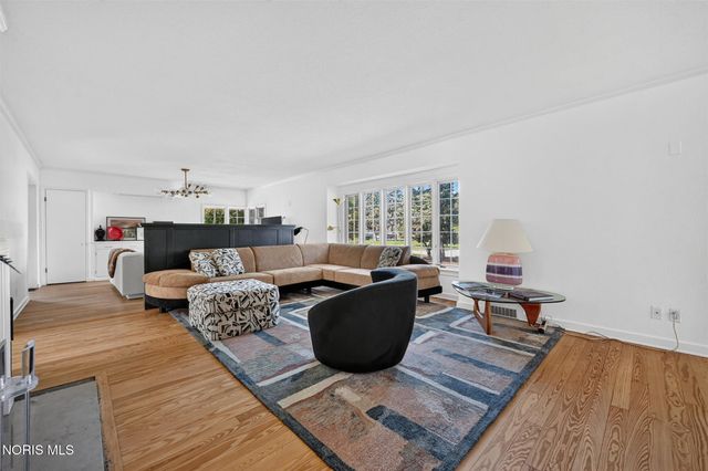 335 Riverside Drive, Rossford, OH 43460