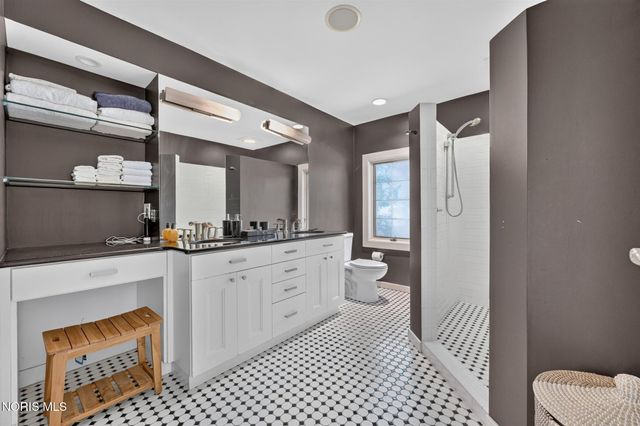 335 Riverside Drive, Rossford, OH 43460
