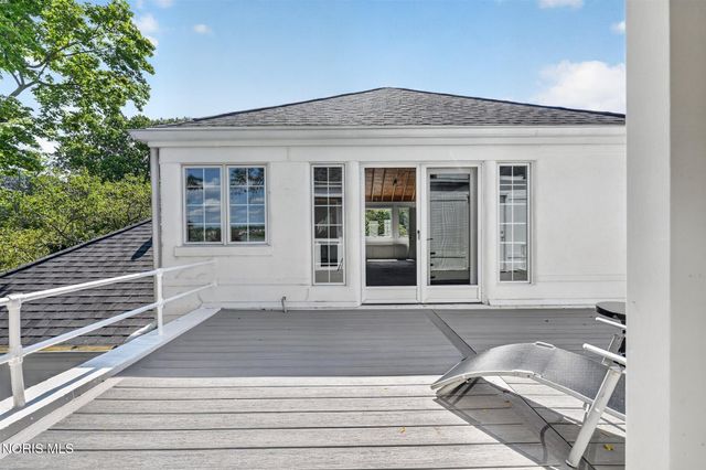 335 Riverside Drive, Rossford, OH 43460
