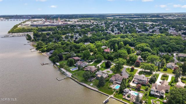 335 Riverside Drive, Rossford, OH 43460