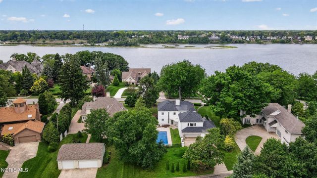 335 Riverside Drive, Rossford, OH 43460