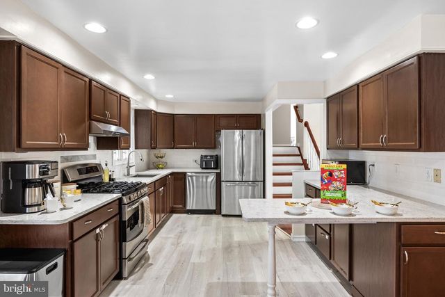 154 FOX CHASE DR, Delran, NJ 08075