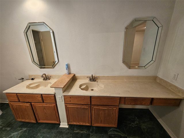 9800 Pagewood Lane 2404, Houston, TX 77042