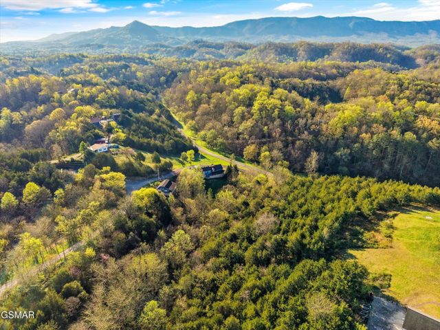 2501 Valley View Road, Dandridge, TN 37725