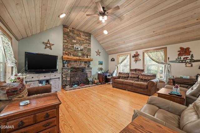 2501 Valley View Road, Dandridge, TN 37725
