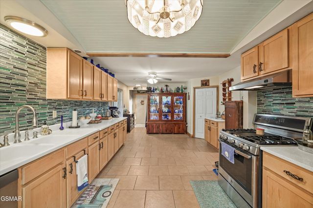 2501 Valley View Road, Dandridge, TN 37725