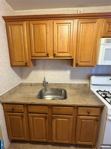 2337 Hudson Terrace B10, Fort Lee, NJ 07024
