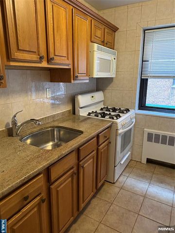 2337 Hudson Terrace B10, Fort Lee, NJ 07024