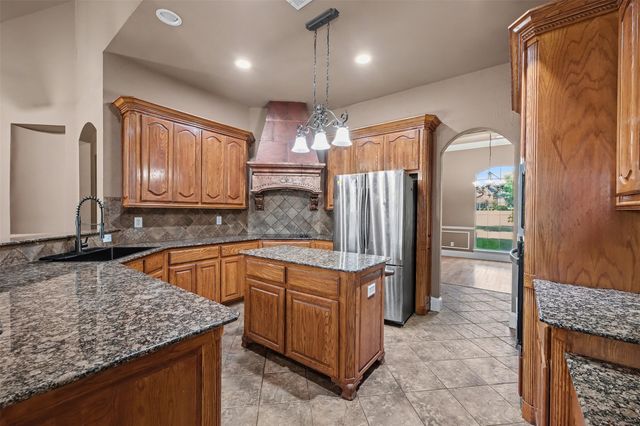 109 Silver Rose Boulevard, Burleson, TX 76028