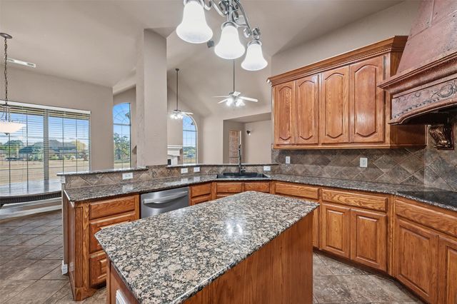 109 Silver Rose Boulevard, Burleson, TX 76028