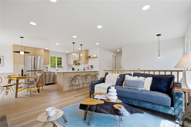 9526 7th Avenue NW, Seattle, WA 98117