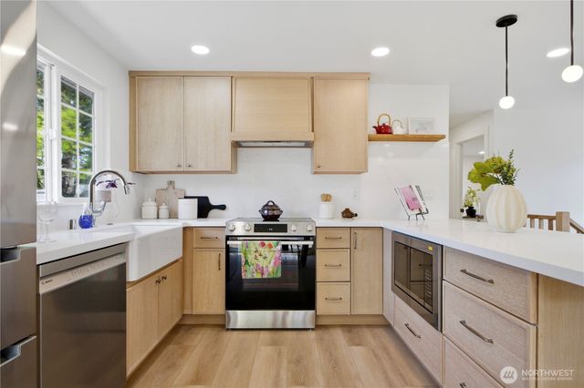 9526 7th Avenue NW, Seattle, WA 98117
