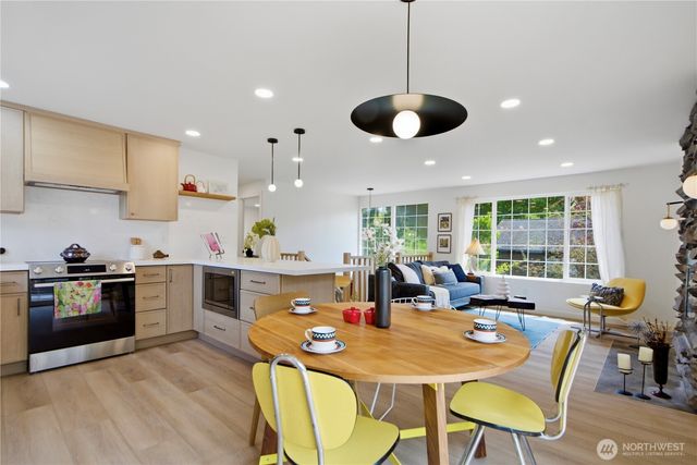 9526 7th Avenue NW, Seattle, WA 98117