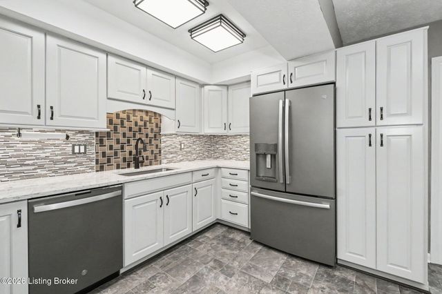 6808 Bebe Ct, Louisville, KY 40219