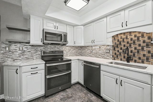 6808 Bebe Ct, Louisville, KY 40219