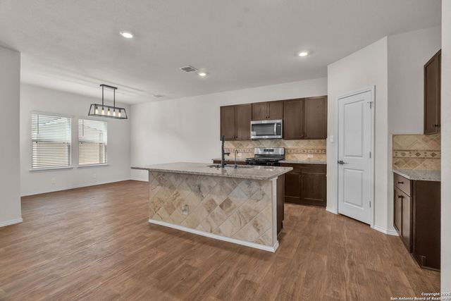 105 Honors, Floresville, TX 78114