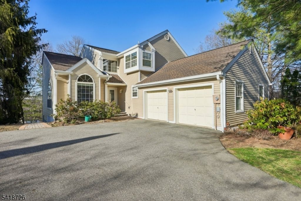 15 Ryan Ln, Lincoln Park Boro, NJ 07035