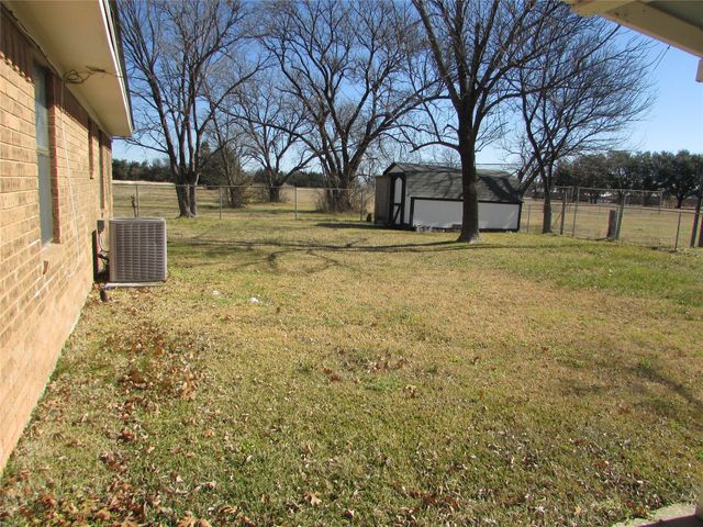 1210 Winkler Street, Ennis, TX 75119