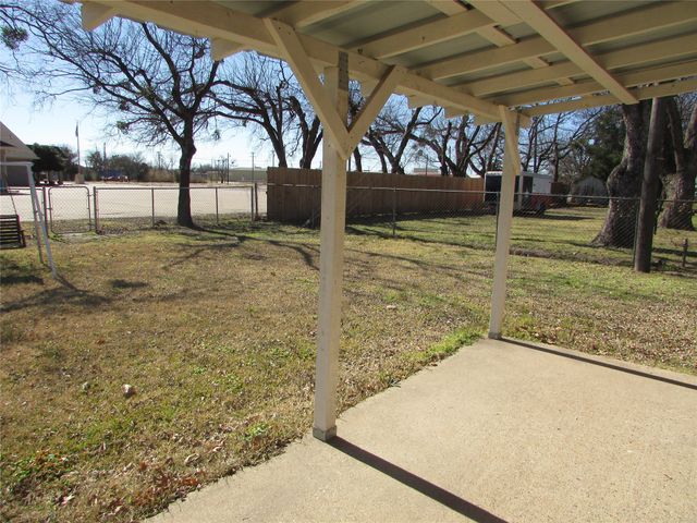 1210 Winkler Street, Ennis, TX 75119