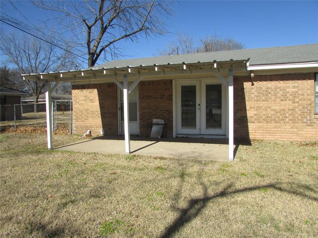 1210 Winkler Street, Ennis, TX 75119