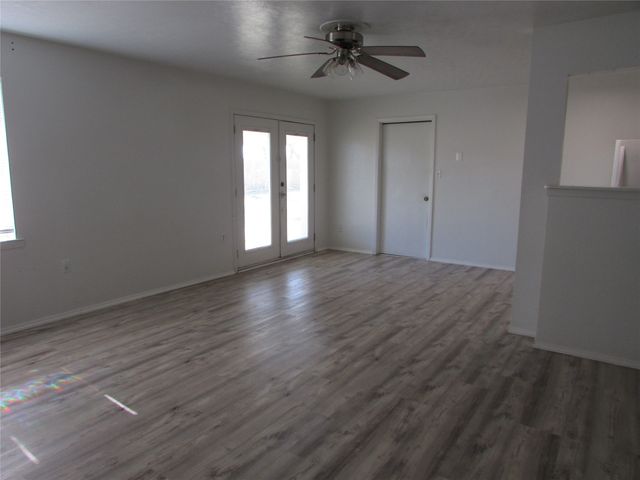 1210 Winkler Street, Ennis, TX 75119