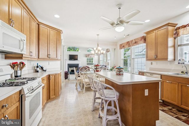 7 HONEYSUCKLE DR, Manahawkin, NJ 08050