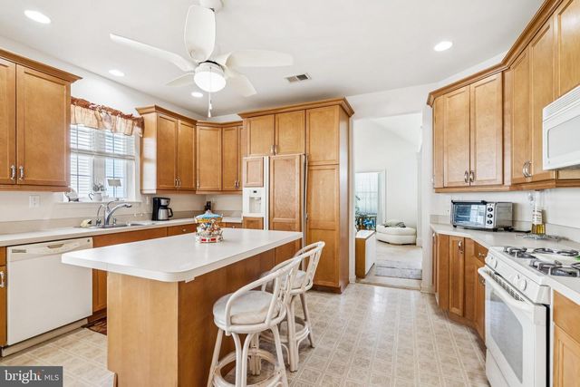 7 HONEYSUCKLE DR, Manahawkin, NJ 08050