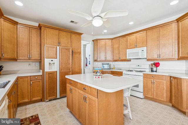 7 HONEYSUCKLE DR, Manahawkin, NJ 08050