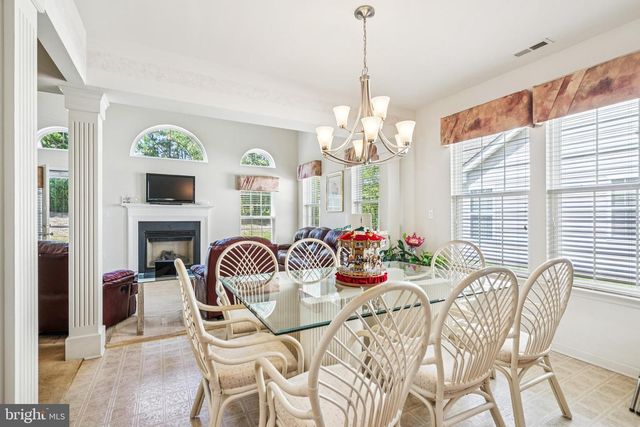 7 HONEYSUCKLE DR, Manahawkin, NJ 08050