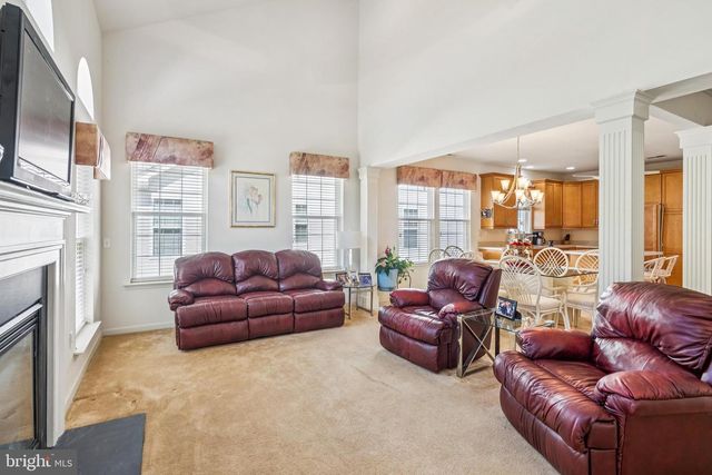 7 HONEYSUCKLE DR, Manahawkin, NJ 08050