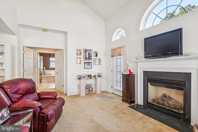 7 HONEYSUCKLE DR, Manahawkin, NJ 08050