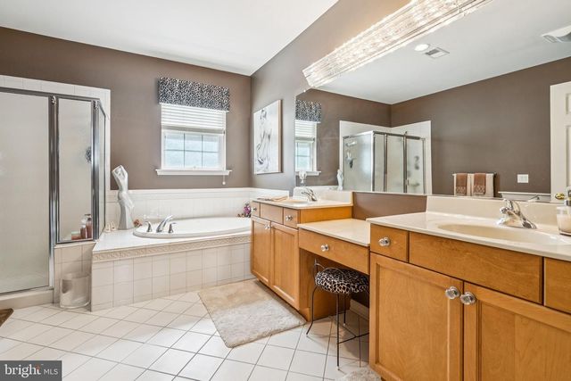 7 HONEYSUCKLE DR, Manahawkin, NJ 08050