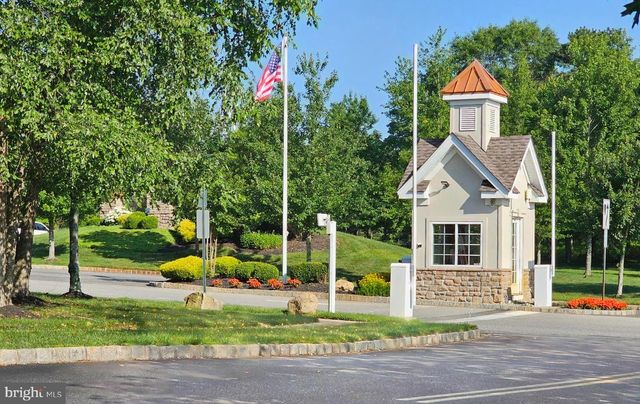 7 HONEYSUCKLE DR, Manahawkin, NJ 08050