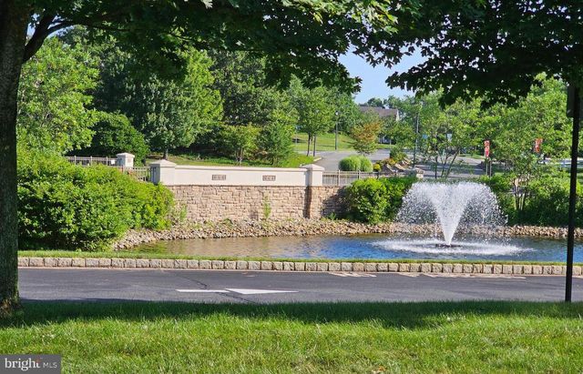 7 HONEYSUCKLE DR, Manahawkin, NJ 08050