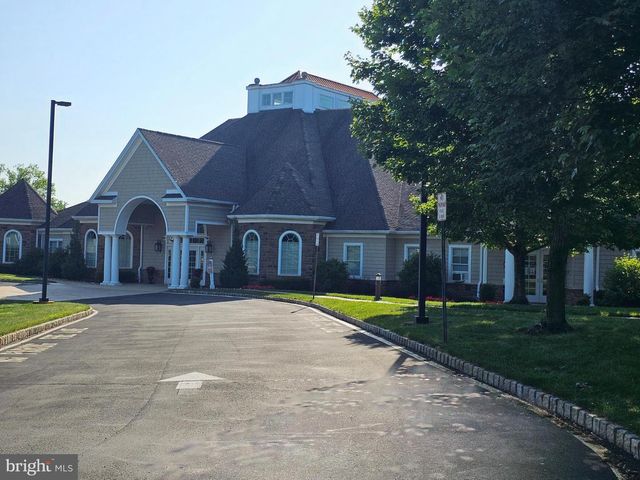 7 HONEYSUCKLE DR, Manahawkin, NJ 08050