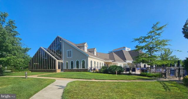 7 HONEYSUCKLE DR, Manahawkin, NJ 08050