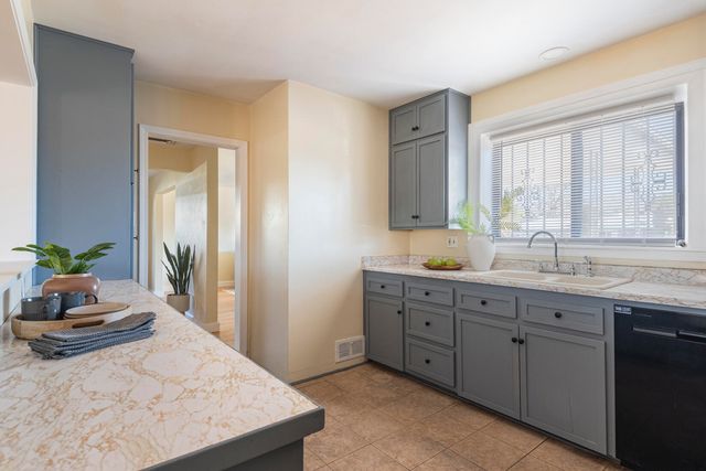 1109 Espanola Street NE, Albuquerque, NM 87110