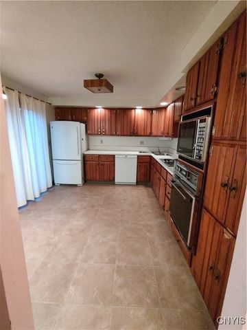 8211 Erskine Drive, Cicero, NY 13030