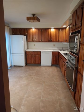 8211 Erskine Drive, Cicero, NY 13030