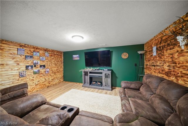 6132 Oak Hill Drive, West Farmington, OH 44491