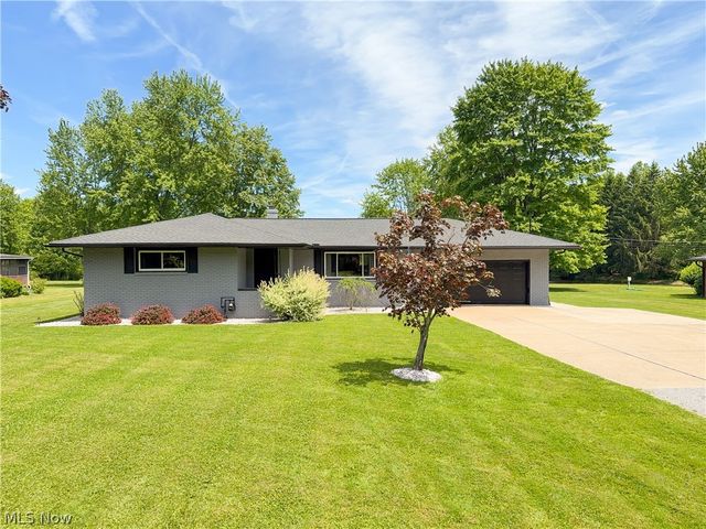 6132 Oak Hill Drive, West Farmington, OH 44491