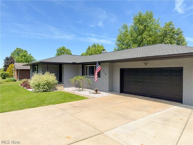 6132 Oak Hill Drive, West Farmington, OH 44491
