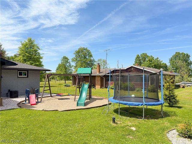 6132 Oak Hill Drive, West Farmington, OH 44491