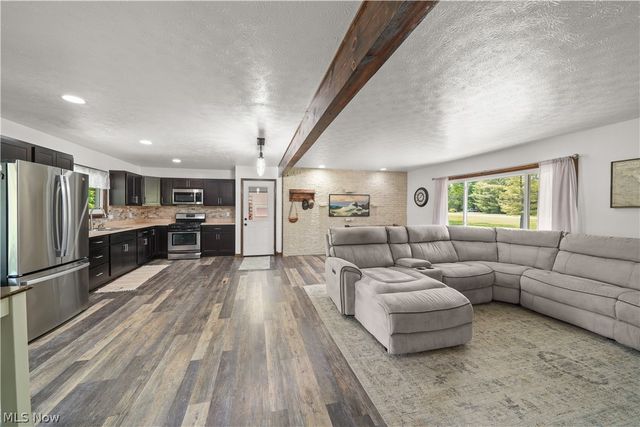 6132 Oak Hill Drive, West Farmington, OH 44491