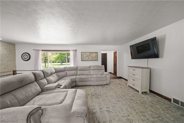 6132 Oak Hill Drive, West Farmington, OH 44491