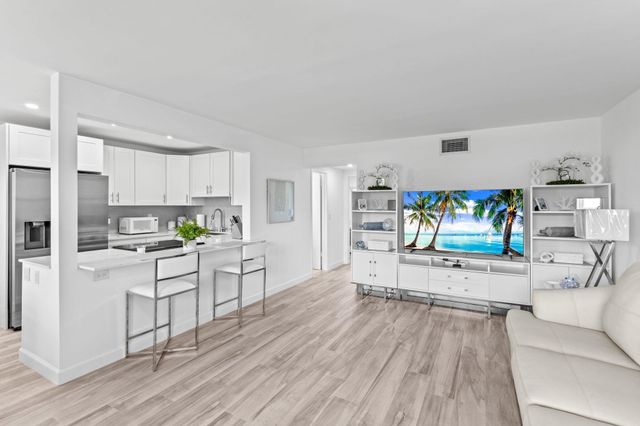 530 Horizons E 203, Boynton Beach, FL 33435