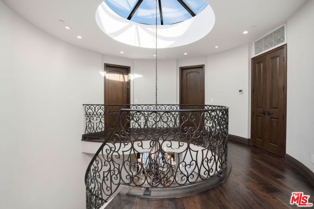 331 S Canon Dr, Beverly Hills, CA 90212