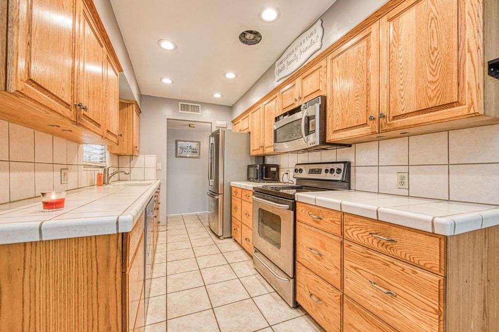 Image 14 of property listing at 327 N 2nd Street, Fowler, CA 93625